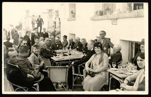 [Excursió artística de l'Orfeó català a Sevilla de l'any 1930 : terrassa de l'hotel de Ciuda Jardín (Sevilla)]