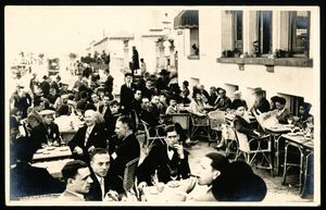 [Terrassa de l'hotel de Ciudad Jardín (Nervión, Sevilla) : visita artística de l'Orfeó Català a Sevilla, 1930]