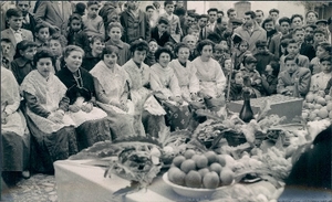[Oferta de Sant Antoni Abat a Tivenys : grup de pageses que han donat els aliments subhastats]