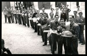 [Joves portant l'ofrena d'aliments a la Mare de Dèu de Montserrat, Prat de Llobregat]