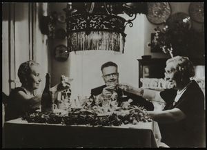 [Joan Amades i l'Enriqueta Mallofré celebrant les noces d'argent en companyia de Consol Mallofré al seu domicili
