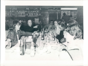 [Expocultura 1982 : grup de persones en un bar]