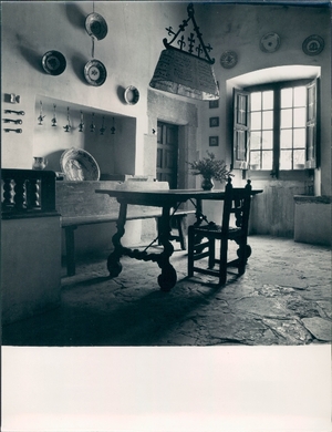 [Detall d'un menjador tradicional : taula i finestra]