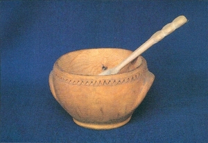 [Mostra d'artesania de les Valls d'Àneu : escudellera de fusta amb la seva cullera]