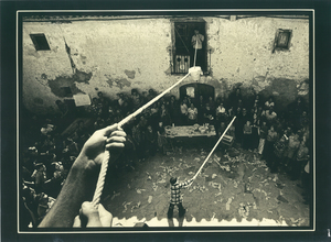 [Certamen fotogràfic d'etnografia, "Tradició Viva" : joc de trencar l'olla a Miramar durant la festa major de 1989]