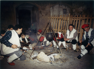[Segon certamen fotogràfic d'etnografia "Tradició Viva", 1992 : pessebre vivent, grup de pastors asseguts al voltant del foc]