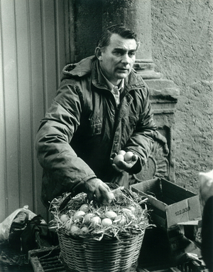 [Primer certamen fotogràfic d’etnografia “Tradició Viva”, 1991 : fira d'aviram, cistell amb ous]