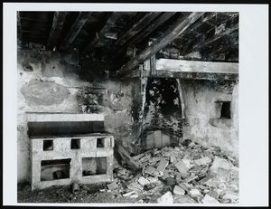 [Reportatge fotogràfic sobre els masos de les Alberes : cuina d'una masia abandonada]