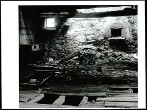 [Reportatge fotogràfic sobre els masos de les Alberes : cuina en runes d'una masia abandonada]