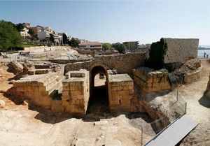 Ruïnes de l'Amfiteatre i de l'església de Santa Maria (3)