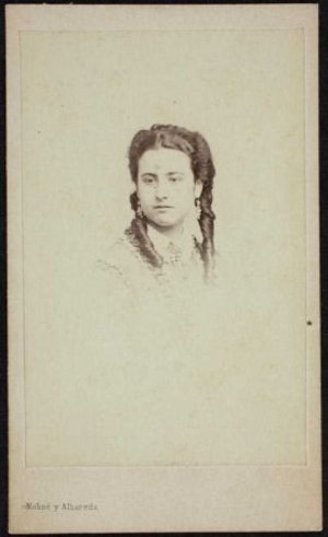 Retrat d'estudi d'una dona no identificada