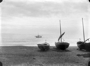 Barques de pesca varades a la platja de Blanes.