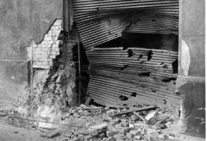 Danys causats als baixos d'un edifici pel bombardeig efectuat pel vaixell italià Eugenio di Savoia sobre Barcelona