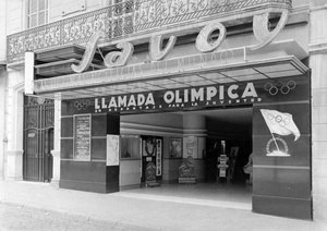 Façana del cinema Savoy de Barcelona per l'estrena de "La llamada olímpica. Un reportaje para la juventud".