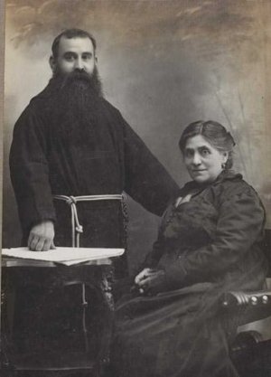Retrat d'estudi del Pare Miquel A. (Isidre Colldeforns Lladó) amb la seva mare