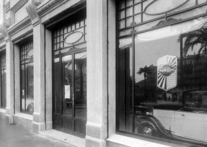Aparadors de l'establiment comercial d'automòbils Abadal a Barcelona