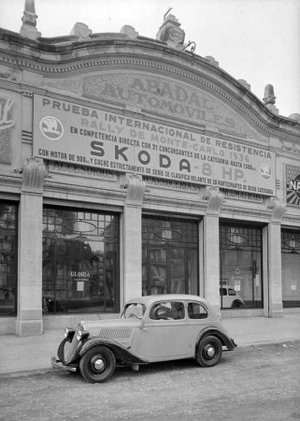 Façana de l'establiment comercial d'automòbils Abadal a Barcelona