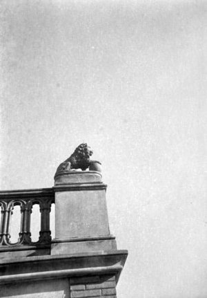 Escultura d'un lleó a la barana de pedra de Can Mestres, a Barcelona.