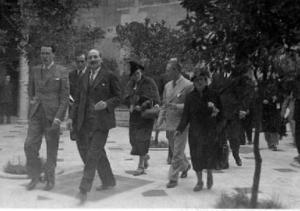 Lluís Companys amb el major Clement Attlee al pati dels Tarongers, a Barcelona