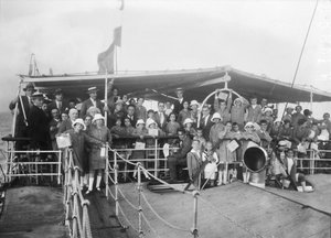 Excursió d'un grup de nens amb un vaixell de Transmediterrània durant les colònies d'estiu