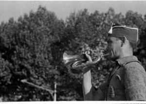 Corneta tocant a la desfilada de milicians celebrada [durant la cerimònia de benvinguda al vaixell soviètic Ziryanin], a Barcelona