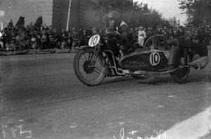 Alfredo Virgili disputant en sidecar la cursa del II Gran Premi Barcelona de motociclisme al circuit de Montjuïc