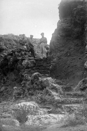 Excursionistes a unes escales excavades a la roca a Sant Quinti de Mediona