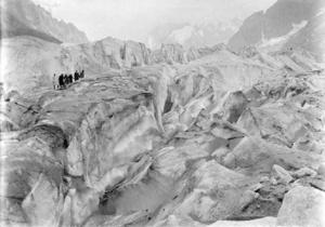 Grup d'excursionistes a la Mer de Glace al massís del Mont Blanc.
