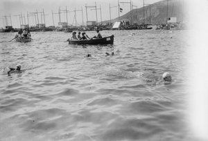Prova femenina de la cursa de natació V Travessa al Port de Barcelona.