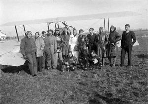Grup de pilots davant d'un biplà