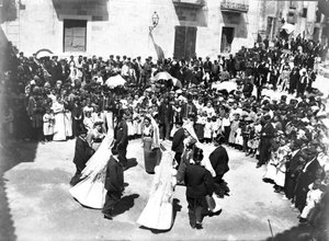 Dansa de Castellterçol celebrada a la plaça Vella del poble durant la festa major
