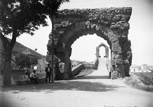 Arc romà d'entrada al Pont del Diable entre Martorell i Castellbisbal