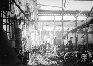 Bombers apagant l'incendi de la fàbrica de teixits metàl·lics de Tomàs Rosès