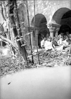 Alumnes de l'Institut-Escola treballant al claustre del monestir de Sant Pere de Galligants