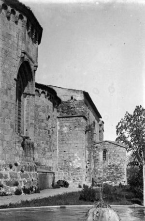 Façana lateral i absidiola del Monestir de Sant Cugat