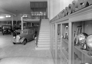 Interior amb exposició de diversos automòbils de l'establiment Aguilar a Barcelona