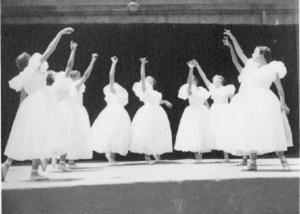 Ballarines interpretant un vals de Strauss durant una festa de fi de curs al pati de l'Institut-Escola
