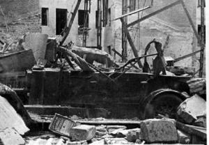 Restes d'un cotxe entre les runes després d'un bombardeig, a [Madrid]