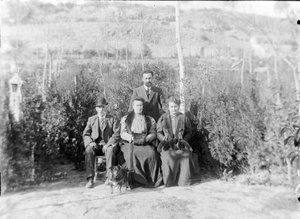 Família Duran i Sanpere al jardí de la finca Sant Magí, a Cervera
