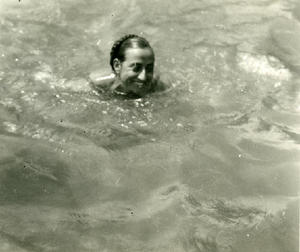 [La professora Palau] banyant-se a la piscina de la masia Can Surell