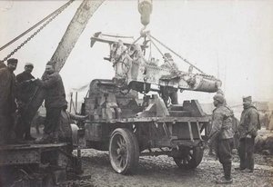 Front de la Somme. Chargement sur camion d'un affut de 155 long. [=Front del Somme. Càrrega sobre un camió d'una curenya de 155 longitud].