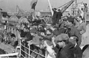 Multitud assistent a la cerimònia de benvinguda al vaixell soviètic Ziryanin, al port de Barcelona