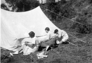 Alumnes de l'Institut-Escola reparant una tenda de campanya als terrenys de la masia Can Surell.