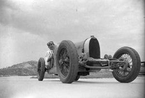 Pilot en el seu automòbil Bugatti a l'Autòdrom de Terramar
