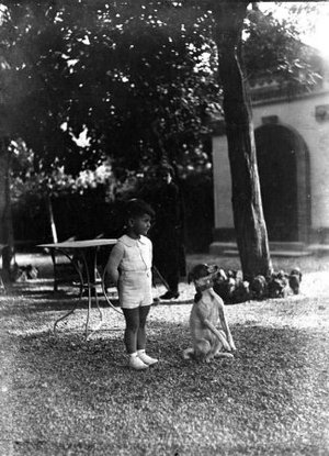 Jordi Miquel Serra amb un gos, a Capellades