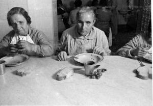 Invidents acabant el dinar al menjador del Casal de Cegues Pi i Margall, a Barcelona