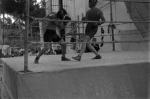 Púgils entrenant a un ring a l'aire lliure