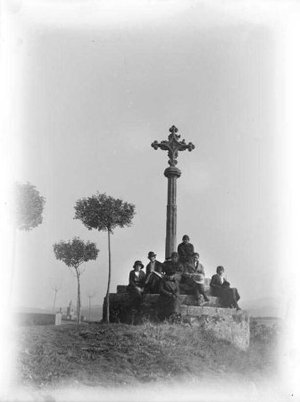 Família Brunet i Bellver al voltant de la creu de terme del monestir de Sant Cugat del Vallès