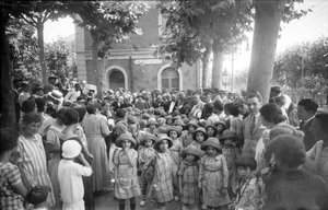Arribada de nens a les colònies escolars municipals de Caldes d'Estrac.