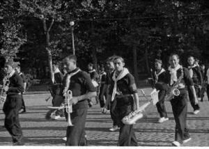 Banda de música participant a la desfilada de milicians celebrada [durant la cerimònia de benvinguda al vaixell soviètic Ziryanin], a Barcelona